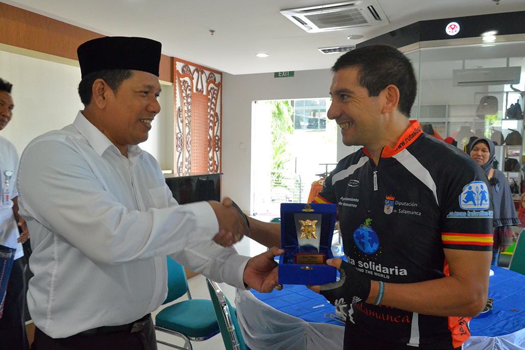 Foto Pelepasan Jose Guillermo Yepes Sepeda Keliling Dunia 